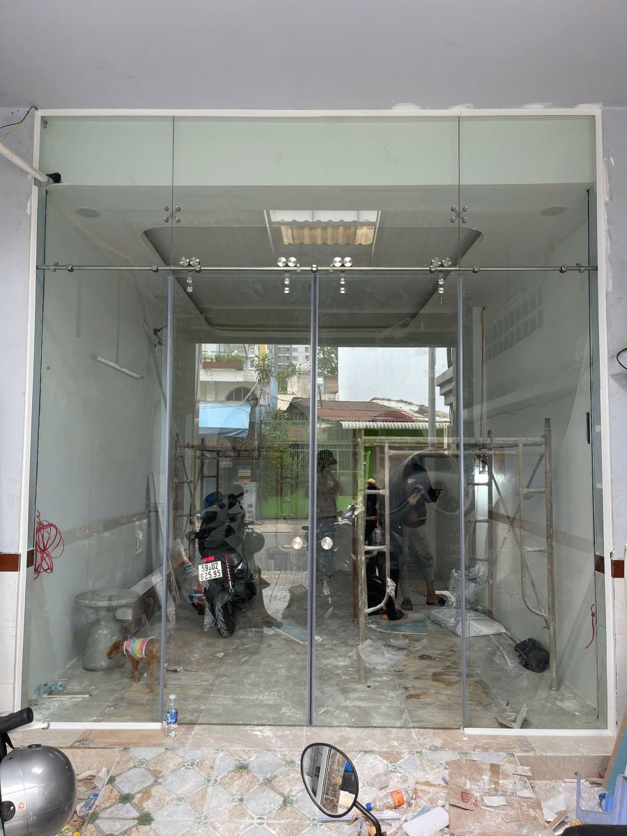 Thi công hoàn thiện công trình cửa kính bản lề sàn tại Phú Nhuận