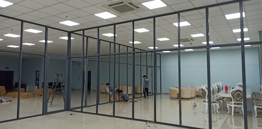 Hoàng Thịnh Glass chuyên chi công vách kính cường lực văn phòng, gia đình
