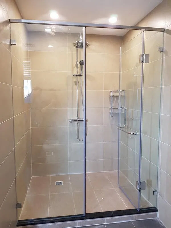 Vách kính nhà tắm mở 90 độ